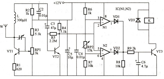 图1利用LM358构成的微波开关控制器 2.工作原理 电路通电后,VT1在C1的正反馈作用下产生自激振荡,振荡产生的高频电磁波由天线W辐射到周围空间,在天线周围形成微磁场。当有人或物体在此微磁场运动时,物体运动所反射的电磁波被天线W接收,使VT1自激振荡的幅度和频率发生变化,此变化经过由R2、C3组成的积分电路转变成随物体运动而波动的电压信号,该电压信号经VT2放大后,在V2的集电极上形成2.5~6.7V的变化电压并加至IC的2、5脚,经芯片内电路处理后,产生控制高电平,使VT