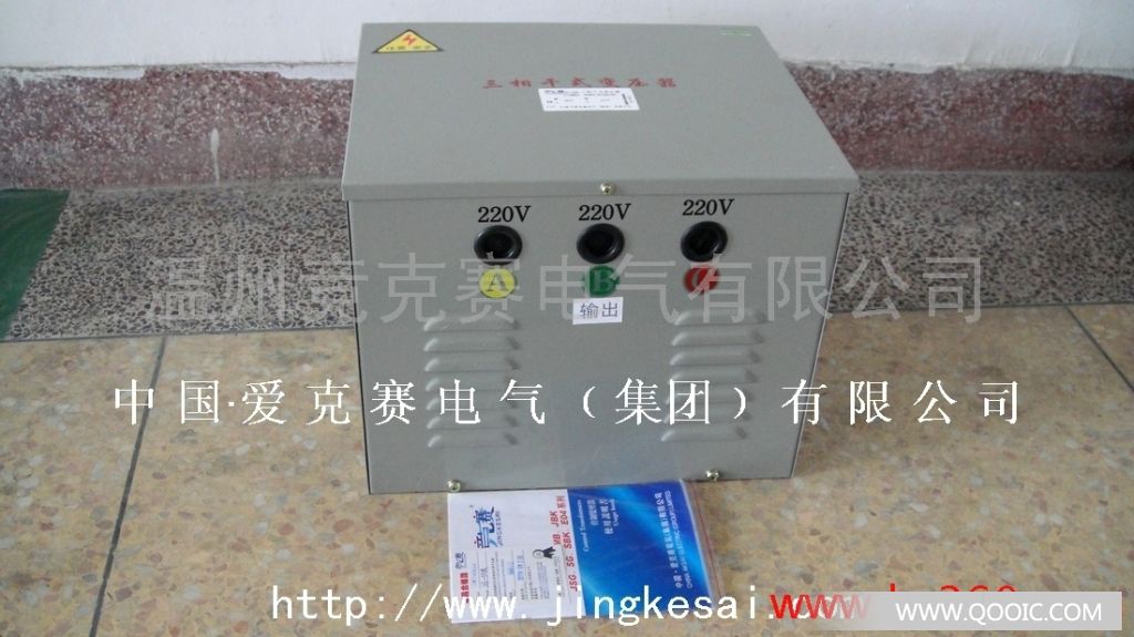 SG系列三相干式隔离变压器是本厂在参照国际同类产品,结合我国国情的基础上研制生产的新一代节能型电力变压器,从300VA到1600KVA之间,符合IEC439、GB5226等国际、国家标准,绕组采用脱胎整列绕制方法;变压器进行真空浸漆,使变压器的绝缘等级达到F级或H级,产品性能达到国内外先进水平。SG系列三相干式隔离变压器广泛适用于交流50Hz至60Hz,电压660V以下的电路中,广泛用于进口重要设备、精密机床、机械电子设备、医疗设备、整流装置,照明等。产品的各种输入、输出电压的高低、联接组别、调节抽头的多