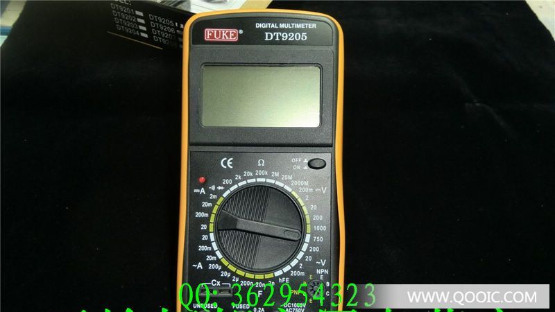 DT9205数字万用表是一种操作方便,读数精确,功能齐全,体积小巧,携带方便,使用电池作电源的手持式大屏幕液晶显示万用表,DT9205为三位半数字万用表,该表可用来测量直流电压/电流,交流电压/电流,电阻,电容,逻辑电平测试,二极管测试,晶体三极管HFE测量及电路通断等。可供工程设计,实验室,生产试验,工场事务,野外作业和工业维修等使用。 特点:COMS集成电路,双积分原理A/D转换,自动校零,自动极性选择,超量程指示。 液晶显示屏幕采用高反差70×40毫米大屏幕,字高达25毫米,按观察位置
