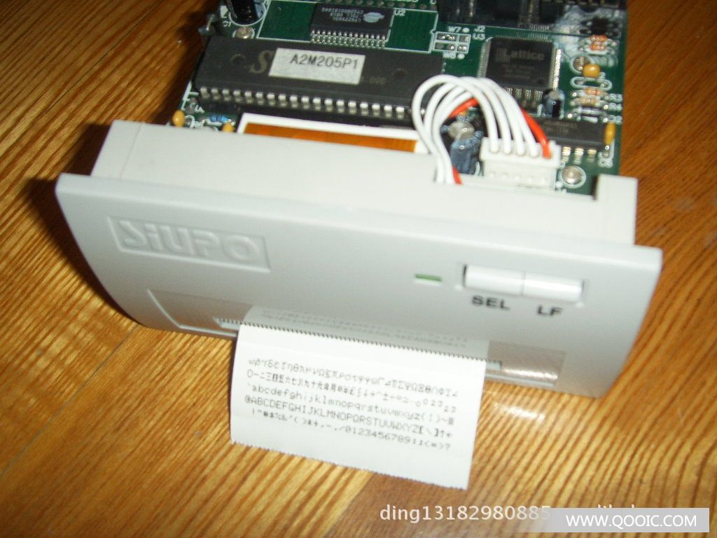 SIUPO迅普SP-M系列微型打印机是一种可插装在各种仪器、仪表、计算机应用装置机箱面板上的嵌入(盘装)式打印输出设备。该机专为在机箱面板上安装打印机而设计,采用了独特的面板嵌入结构,用户需按要求尺寸在机箱面板上开一个安装孔(103mm 57mm),便可将整个打印机固定在面板上。使用简单方便,解决了配套安装微型打印机的问题。 M系列打印机体积小、操作简单、接口方便、结构紧凑、面板尺寸符合仪器仪表的行业标准(80mm160mm),并满足大部分非标仪器、仪表面板的使用要求,是设计各种需要微型打印输出的