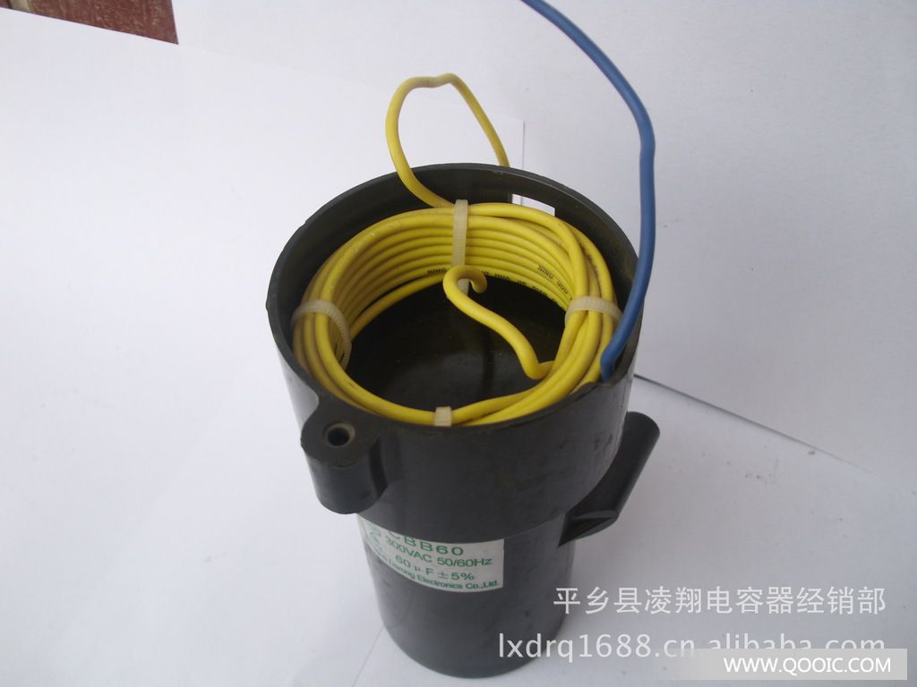 CBB60系列交流电动机运行用金属化聚丙烯薄膜电容器系采用复合在塑料薄膜上的金属层为电极,塑料薄膜为介质。产品一般采用金属或工程塑料作外壳,焊片、电线或电缆作引出端。该系列电容器为双极性,自愈性良好,应用范围宽,可在额定条件下连续工作,适用于频率为50Hz至60Hz额定电压为250VAC至630VAC的单相交流电动机上做运行和起动使用,广泛应用于家用电器、机主要技术性能 标称电容量、额定电压与外形尺寸对照表