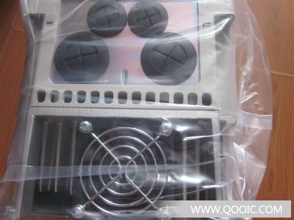 交流電機驅動器運轉時會產生熱量,為確保冷卻空氣的通路應如上圖所示。設計留有一定的空 間,產生的熱量向上散發;所以不要安裝在不耐熱的設備的下方。 交流電機驅動器運轉時,散熱板的溫度會上昇到接近90。所以,交流電機驅動器背面的安裝面 必須要用能承受較高溫度的材質。 當將交流電機驅動器安裝在控制櫃內時,要考慮通風散熱,保證交流電機驅動器的周圍溫度不超 過規範值。 不要將交流電機驅動器安裝在通風散熱不良的密閉箱中。 在同一個控制櫃中安裝多台交流電機驅動器時,為了減少相互間的熱影響,建議應橫向並排安 裝。如必須上下